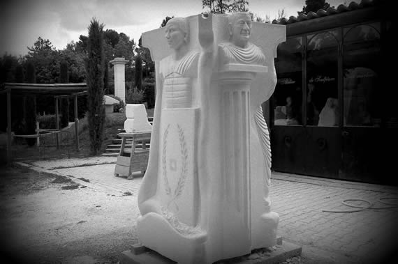ROND-POINT du GRYSELIS pour la Commune de GREOUX LES BAINS - sculpture en marbre de Carrare réalisée en 2009 - 2000 heures de travail - 1 x 1 x 2,50 m - 5,5 tonnes.